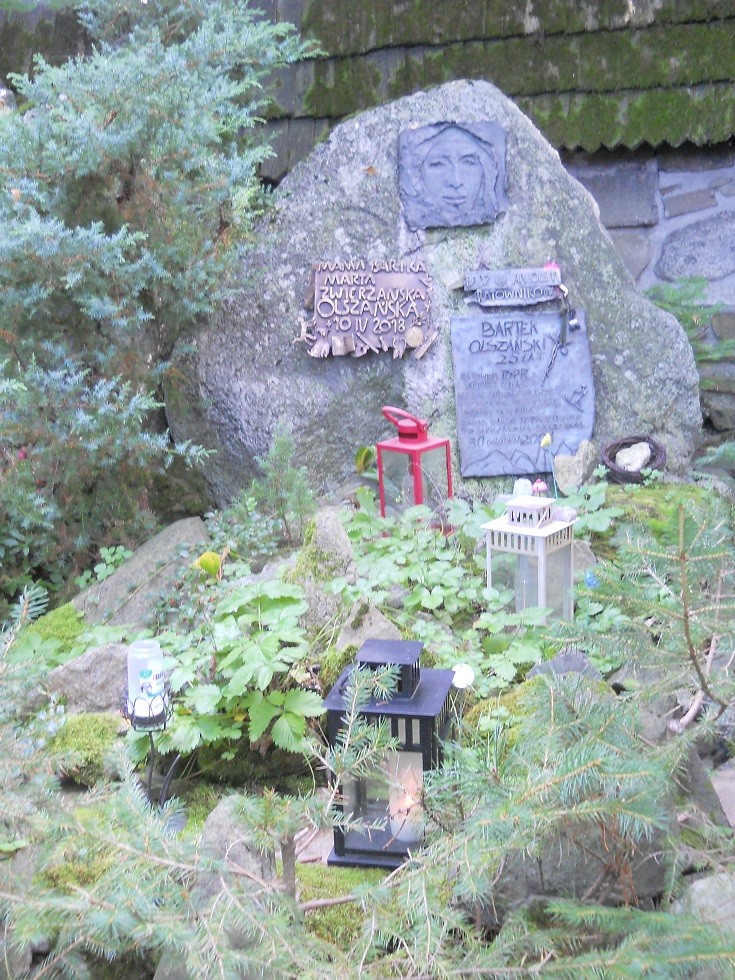 Pozostałe, Zakopane w  foto - pigułce. Część druga: Pęksowy Brzyzek. - Tu kończy się historia młodego chłopaka, wielokierunkowo utalentowanego, który zginął w ratowniczej służbie sam ginąc pod lawiną. Bartek Olszański, miał tylko 24 lata.. Leży tu i jego mama, która nie chciała go zostawić samego..