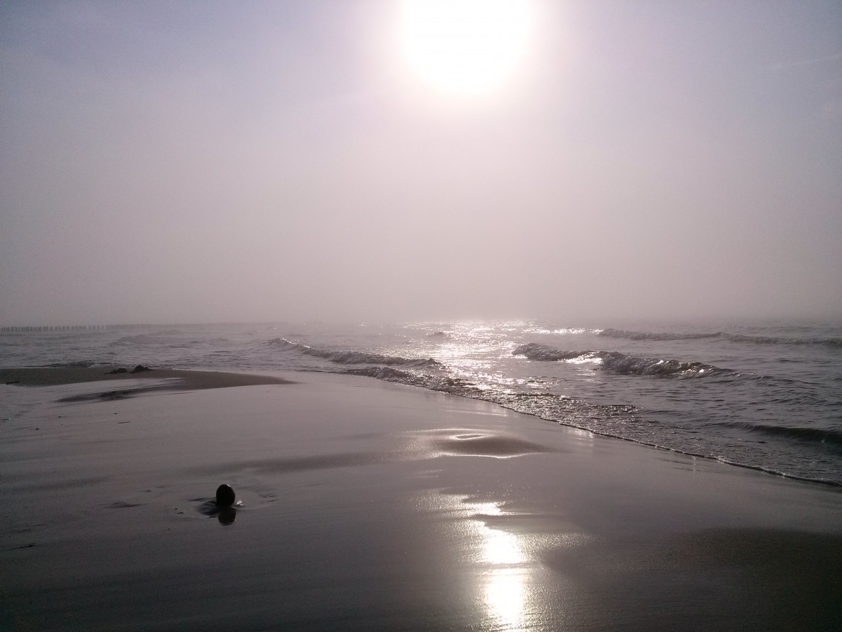 Pozostałe, Jeszcze trochę lata - jednego dnia nad plażą, potem nad morzem przeszła niesamowita mgła, to fotka z zamglonym słonkiem