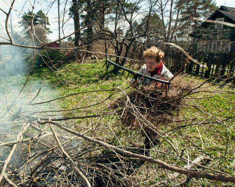 Czy wolno palić gałęzie i zielone resztki z na działce ROD? Nie wszyscy znają ten przepis