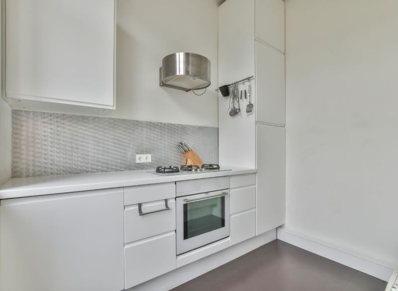 Czyszczenie białych frontów kuchennych warto rozpocząć od przetarcia na sucho.