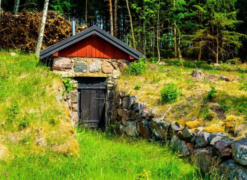 Koszt budowy ziemianki ogrodowej zależy m.in. od tego, jakie materiały wykorzystamy.