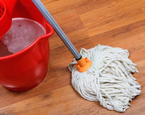 Mop brzydko pachnie i trudno go umyć. W godzinę pozbędziesz się zapachu stęchlizny