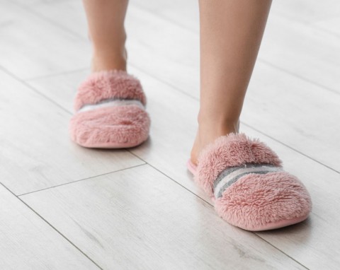 Genialny patent na skrzypiące panele i drewniane podłogi. Wystarczy wsypać między szczeliny