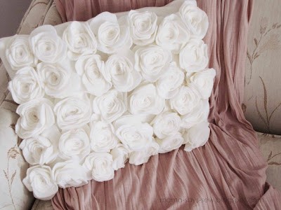 Pozostałe, narzuty w stylu antropologie i inne tutoriale - źródło http://mama-says-sew.blogspot.com/2012/02/pb-flower-pillow.html