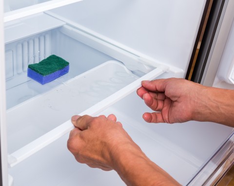Prędko odmrozisz lodówkę przed świętami. Weź tylko jedną rzecz z kuchennej szuflady
