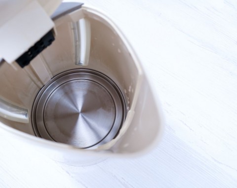 Wlej do czajnika zamiast octu czy odkamieniacza. Po osadzie nie zostanie najmniejszy ślad