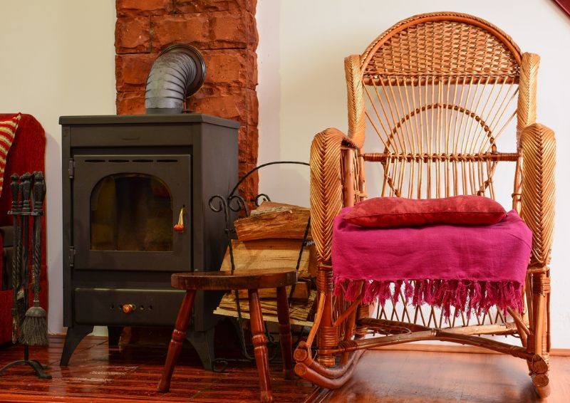 Prostota obsługi to niewątpliwa zaleta kominków i pieców typu koza na pellet. Fot. barriolo82/123Rf 