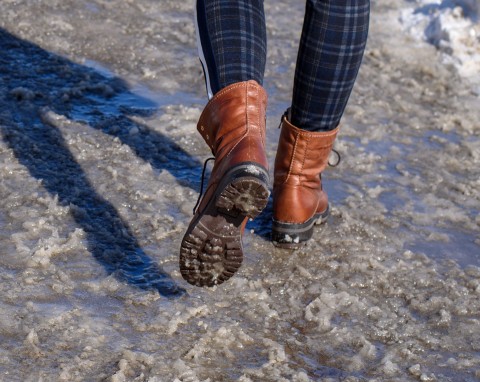 Wystarczy kilka pociągnięć po podeszwie. Buty nie będą się ślizgały na oblodzonym chodniku