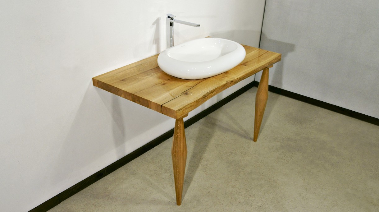 Łazienka, lite drewno w łazience - Blat pod umywalkę z litego dęba