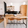 Domy i mieszkania, Mieszkanie w minimalistycznym stylu - Jak Wam się podobają takie takie wnętrza? Czerń, biel i drewno - to wystarczy, by stworzyć klimat :)