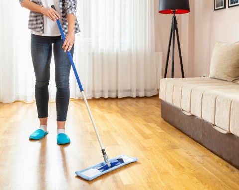 Dodaj trochę do wody podczas mycia podłogi. Pozbędziesz się bakterii, a w domu będzie pięknie pachnieć