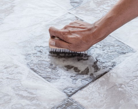 Nieoczywisty duet do czyszczenia fug w łazience. Kilka minut i wyglądają jak nowe