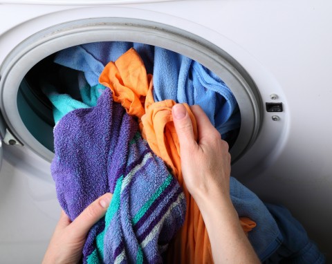 Pranie będzie pachniało jak w środku lata. Dodaj 10 kropli tam, gdzie zwykle wlewasz płyn do płukania