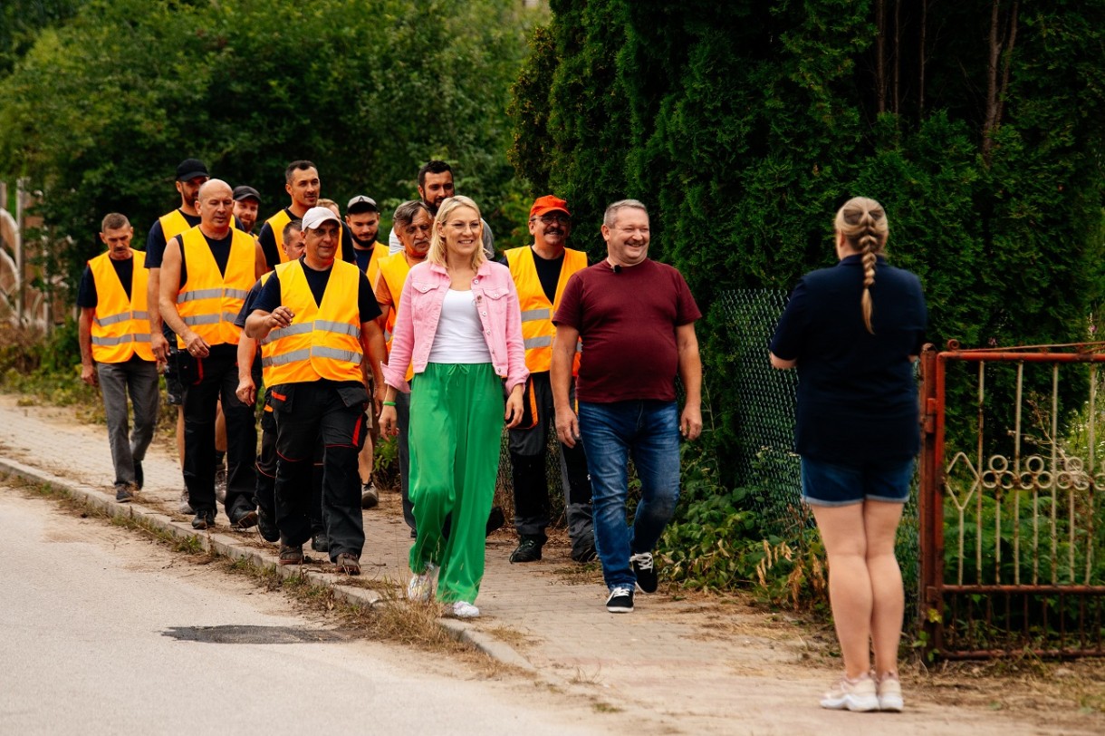 Nasz Nowy Dom, Nasz Nowy Dom odc. 295. Skłoby - Pan Maciej i pani Agata wychowują troje dzieci, lada moment w rodzinie pojawi się też mała Lilka. Rodzina kupiła na kredyt stary dom do remontu (w miejscowości Skłoby). Niestety, raty kredytu wzrosły dwukrotnie, całkowicie uniemożliwiając wygospodarowanie środków na przystosowanie budynku do zamieszkania. Rodzina gnieździ się w rozpadającym się, niedogrzanym budynku i z coraz większym przygnębieniem spogląda w przyszłość.