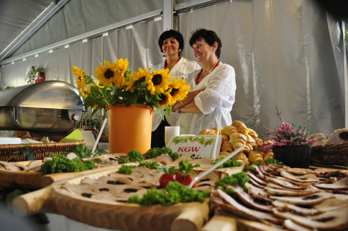 Pozostałe, Wspomnienia z Festiwalu wikliny 2011 - Polskim zwyczajem na początek poczęstunek.