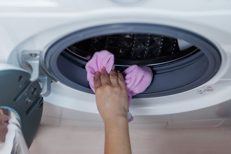 Pralkę trzeba systematycznie czyścić, aby zapobiec nieprzyjemnym zapachom.