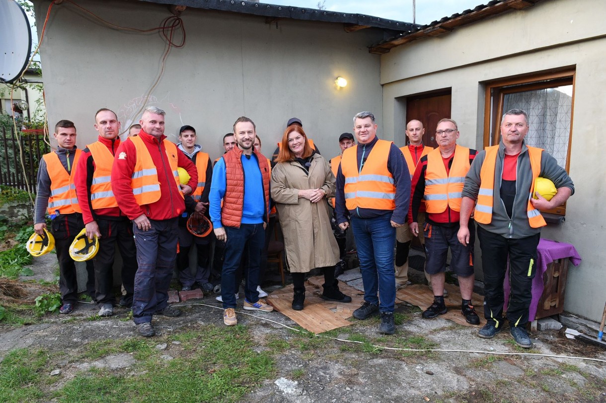 Nasz Nowy Dom, Nasz nowy dom - odcinek 213. Mogielnica - "Widziałam wiele kobiet, które umiały różne rzeczy w domu zrobić, ale powiem szczerze, że jeszcze nie spotkałam kobiety, która potrafi założyć podgrzewacz wody. Jestem pod wrażeniem. Amelka, twoja pasja, twoja miłość do zwierząt, do koni też mi się bardzo podoba. Natomiast w tym domu trzeba zrobić tak naprawdę wszystko. Zaczynając od dachu, który cały jest do wymiany, całą instalację elektryczną, podłogi, trzeba tu także zainstalować porządne ogrzewanie. Do tego wszystkiego kanalizacja, czyli trzeba wykopać szambo i jeszcze spowodować, żeby w tym maleńkim domku zmieściła się łazienka i toaleta, a my mamy tylko 5 dni..."
Oglądaj Nasz nowy dom online na IPLA.TV:<a href="https://www.ipla.tv/wideo/rozrywka/Nasz-nowy-dom/5002418">https://www.ipla.tv/wideo/rozrywka/Nasz-nowy-dom/5002418</a>