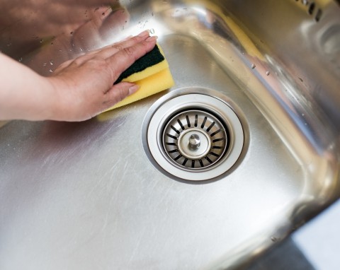 Ani ocet, ani soda nie zadziałają tak dobrze. Wsyp pół szklanki do odpływu, szybko będzie drożny