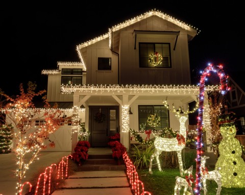 Jak oszczędnie oświetlić dom na święta? 7 grzechów głównych związanych ze świątecznym dekorowaniem domu