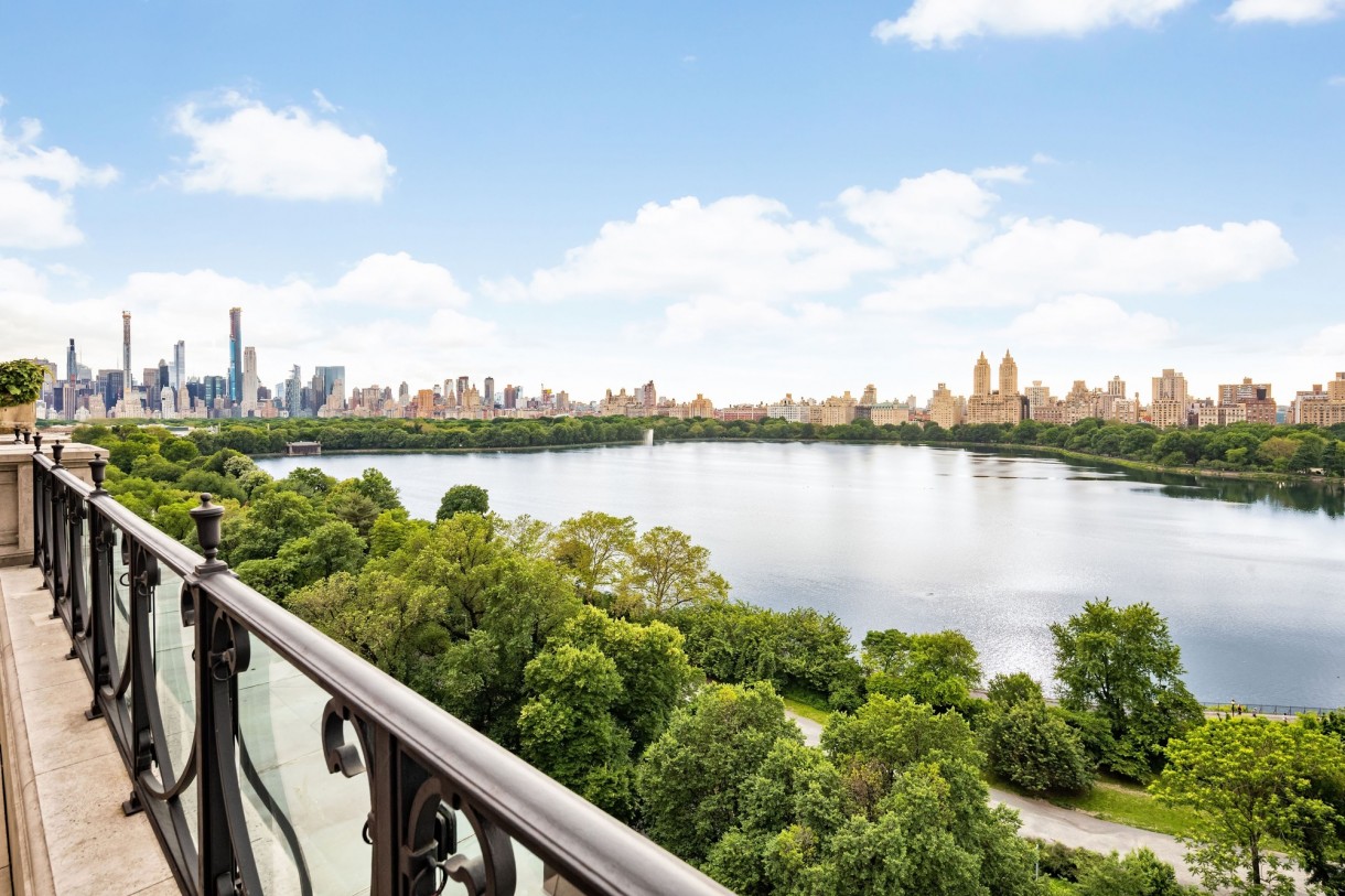 Domy sław, Bette Midler sprzedaje apartament na Piątej Alei - Z apartamentu roztaczają się spektakularne widoki na Central Park, Central Park Reservoir i kultową panoramę Manhattanu.

Fot. IMP FEATURES/East News