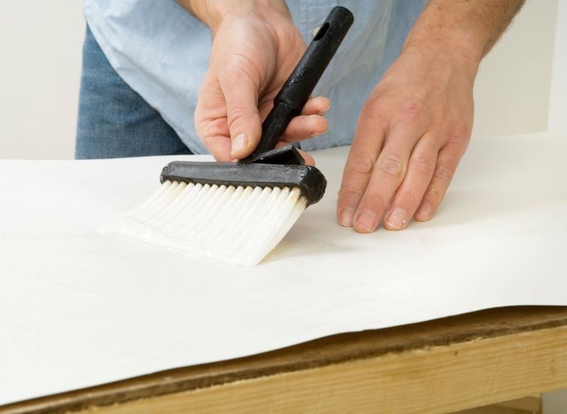 Tapeta nad kominkiem musi być ognioodporna.