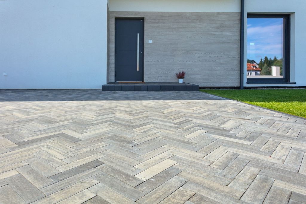 Pozostałe, Jak zaaranżować wejście do domu? - Polbruk S.A. – to jeden z liderów w produkcji kostki brukowej, płyt betonowych oraz małej architektury w Polsce. Stanowi część międzynarodowego koncernu CRH plc – jednego z kluczowych dystrybutorów mate-riałów budowlanych na świecie. W ofercie Polbruk znajdują się produkty z segmentów – Kostki i płyty, Ar-chitektura oraz rozwiązania przemysłowe, wykorzystywane do budowy placów, deptaków, parkingów i chodników w całej Polsce. Polbruk SA jest laureatem nagrody Superbrands Polska 2020. 

www.polbruk.pl
www.facebook.com/polbruk
www.instagram.com/polbruk_inspirujemy/
www.facebook.com/JestemFachowcem