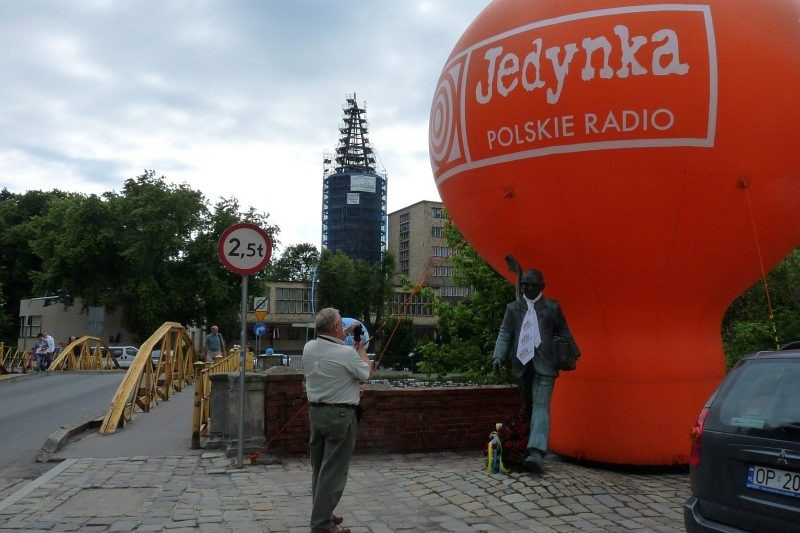 Pozostałe, Festiwalowe Opole - Twórca festiwalu w pełnej gali , za to wieża piastowska  na goło