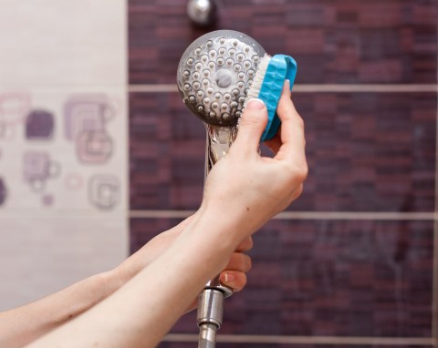 Zero kamienia na słuchawce prysznicowej. Trzy domowe patenty wyczyszczą ją na błysk