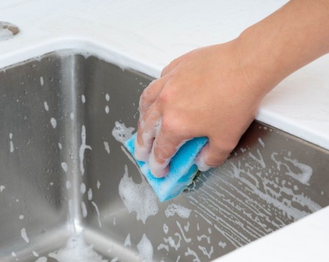 Błyskawicznie usuwa pleśń z fug i czyści zlew. Kosztuje grosze i jest w prawie każdym domu