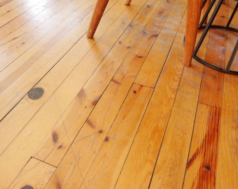 Rysy w panelach i parkiecie można samemu naprawić. Najlepsze, sprawdzone sposoby