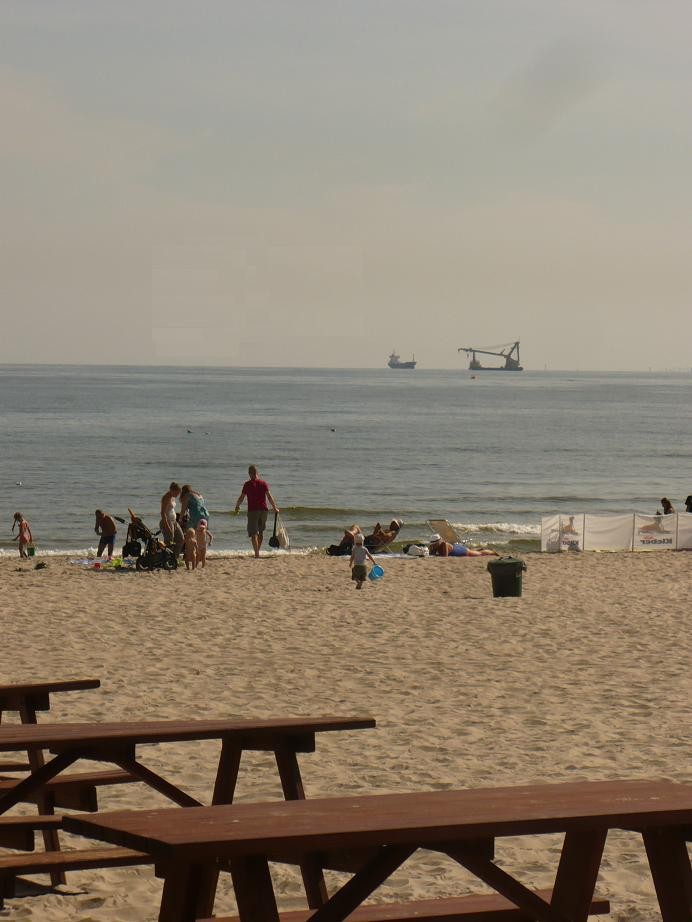 Dekoracje, Sierpniowe robótki...i...koniec sierpnia w moim obiektywie...... - ..........i plaża.........tętniąca życiem ..........