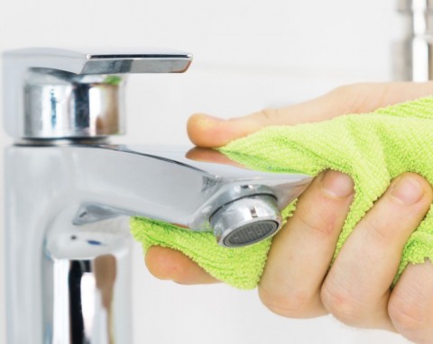 Prosta domowa do czyszczenia kranu z osadu i kamienia. Będzie lśnił jak z fabryki