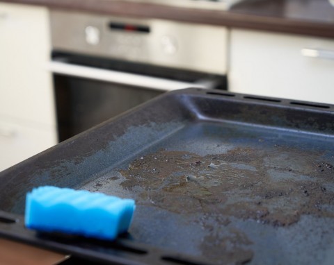 Naturalne sposoby na czystą blachę do pieczenia. Ani grama chemii