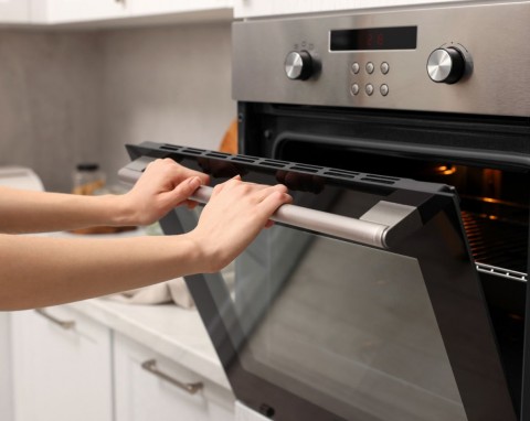 Jak upiec więcej w piekarniku naraz? Przygotowując święta, można sporo zaoszczędzić