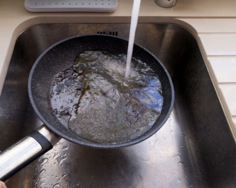 Jak pozbyć się oleju po smażeniu? Prawie wszyscy popełniają poważny błąd