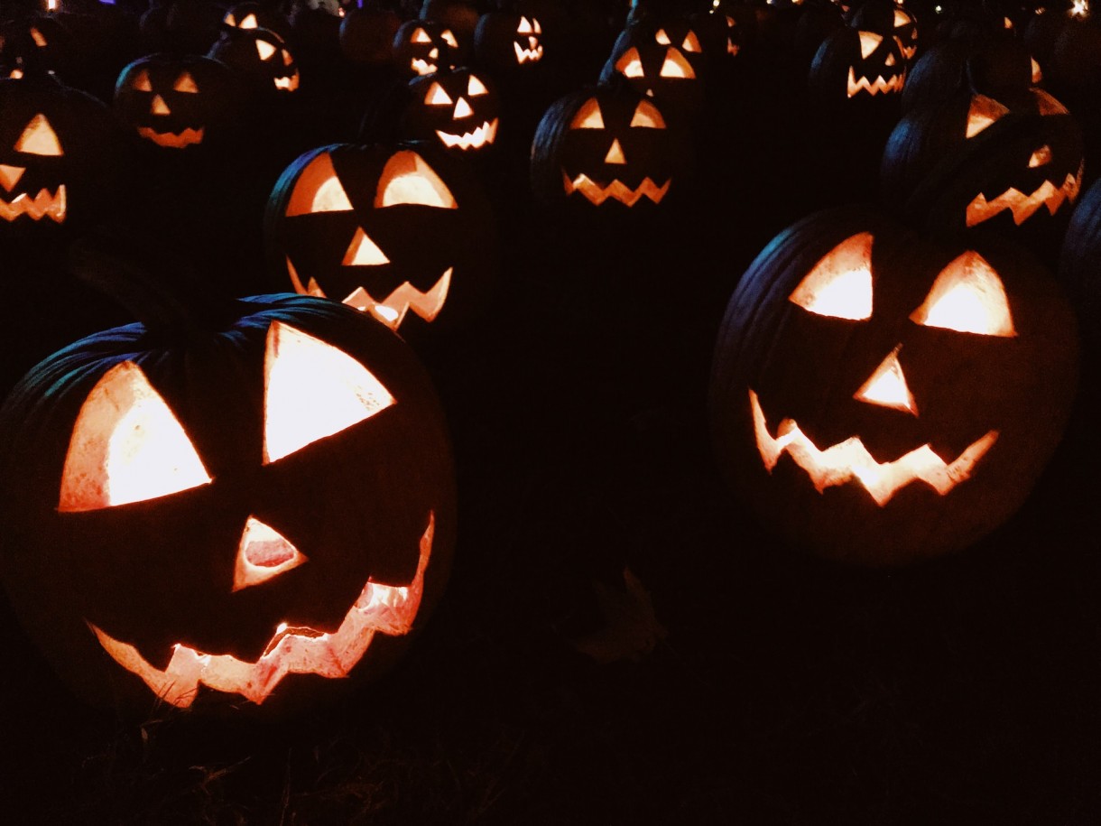 Dekoracje, Lampion z dyni na Halloween - Zobaczcie, jak można fajnie powycinać dynię i zrobić z niej lampion na Halloween :) Możliwości jest mnóstwo, wszystkie wyglądają świetnie :)