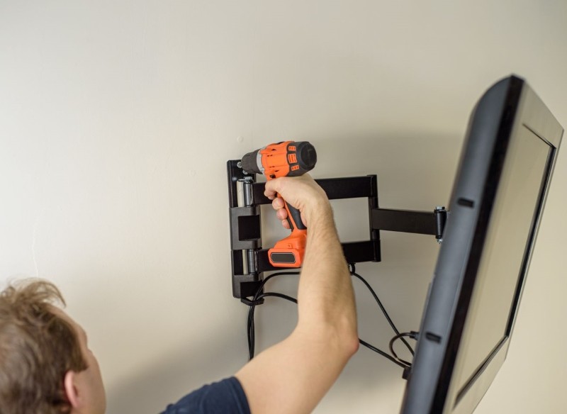 jak prawidłowo powiesić telewizor na ścianie