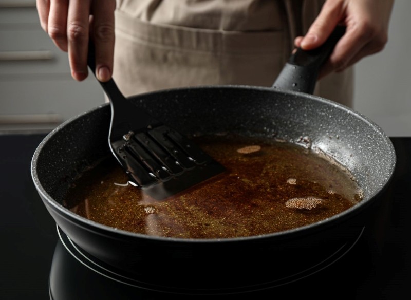 jak czyścić patelnię, żeby jej nie zniszczyć