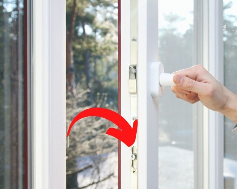 Śruba w oknie – hitowy sposób na oszczędzanie ciepła. Uważaj jednak na konsekwencje