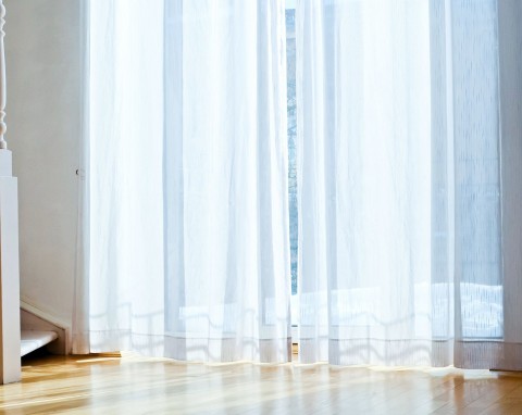 Nietypowa metoda na przywrócenie firankom bieli. Na święta będą świeżutkie i lśniące