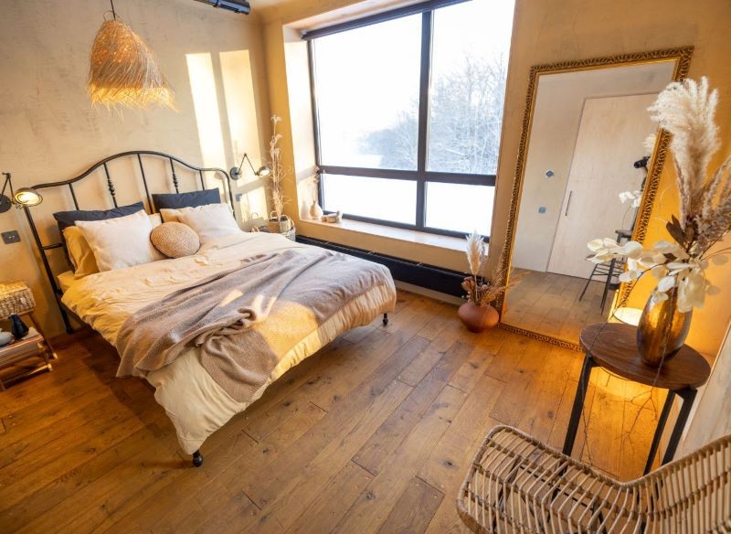 W sypialni w stylu boho dominują stonowane kolory.