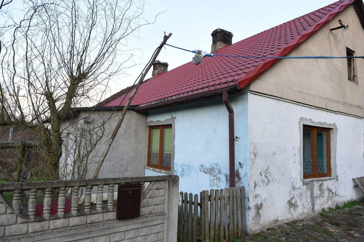 Nasz Nowy Dom, Nasz nowy dom - odcinek 217. Dom w Dołach Biskupich - W pierwszym odcinku 16. serii ekipa „Naszego nowego Domu” z Kasią Dowbor na czele odwiedziła Doły Biskupie, małą wieś położoną w województwie świętokrzyskim. Tam, w budynku będącym częścią dawnych zakładów przemysłowych mieszka pięcioosobowa rodzina: Anna, Marek i troje ich dzieci: najstarsza, dziewiętnastoletnia Weronika, siedemnastoletni Kacper i jedenastoletnia Nina. Najmłodsza córka ma zespół Downa i choruje na ciężką postać cukrzycy, podobnie jak jej brat.

Oglądaj na Ipla.tv: <a href="https://www.ipla.tv/wideo/rozrywka/Nasz-nowy-dom/5002418">217 odcinek Naszego Nowego Domu</a>