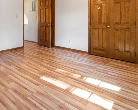 Genialny patent na skrzypiące panele i drewniane podłogi. Kupisz w każdej drogerii lub aptece