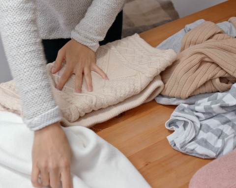 Gdzie wyrzucać stare ubrania? Wprowadzono zmiany, ale fioletowe worki nie dla wszystkich