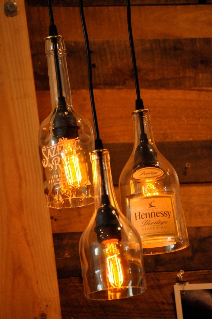 Pozostałe, Oświetlenie - Kilka starych butelek, dekoracyjne żarówki i mamy nastrojową lampę.
Znalezione na Pintereście.
A takie żarówki znajdziecie tutaj: http://ekotechnik24.pl/pl/c/Zarowki-dekoracyjne/68
