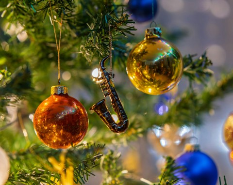 Bombki choinkowe straciły połysk? Przywrócisz im dawny blask przy pomocy jednego środka