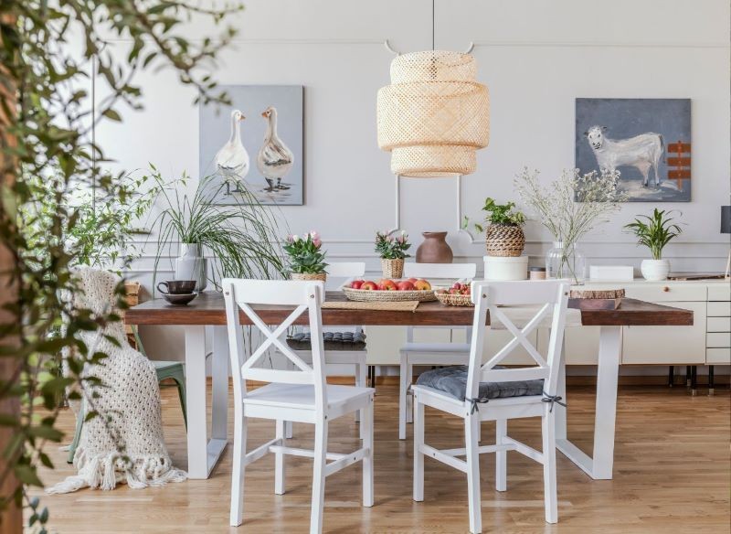 Proste meble, surowe drewno i rośliny to wyróżniki stylu cottagecore.