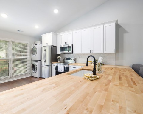 Pożegnanie z wyspami kuchennymi? Ich zamiennik jest elegancki, wygodny i bardziej praktyczny