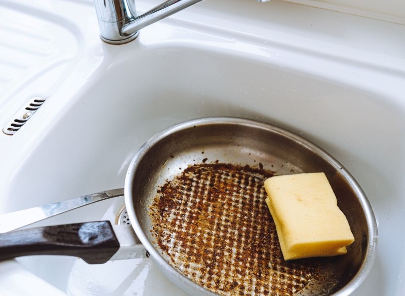 domowy sposób na przypaloną patelnię i garnki