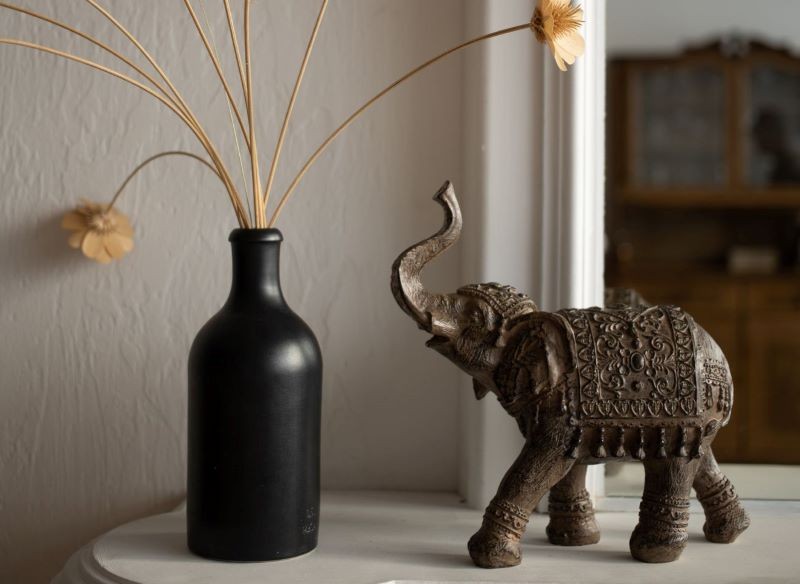 Słoń z uniesioną trąbą ma chronić przed pechem i niepowodzeniem.